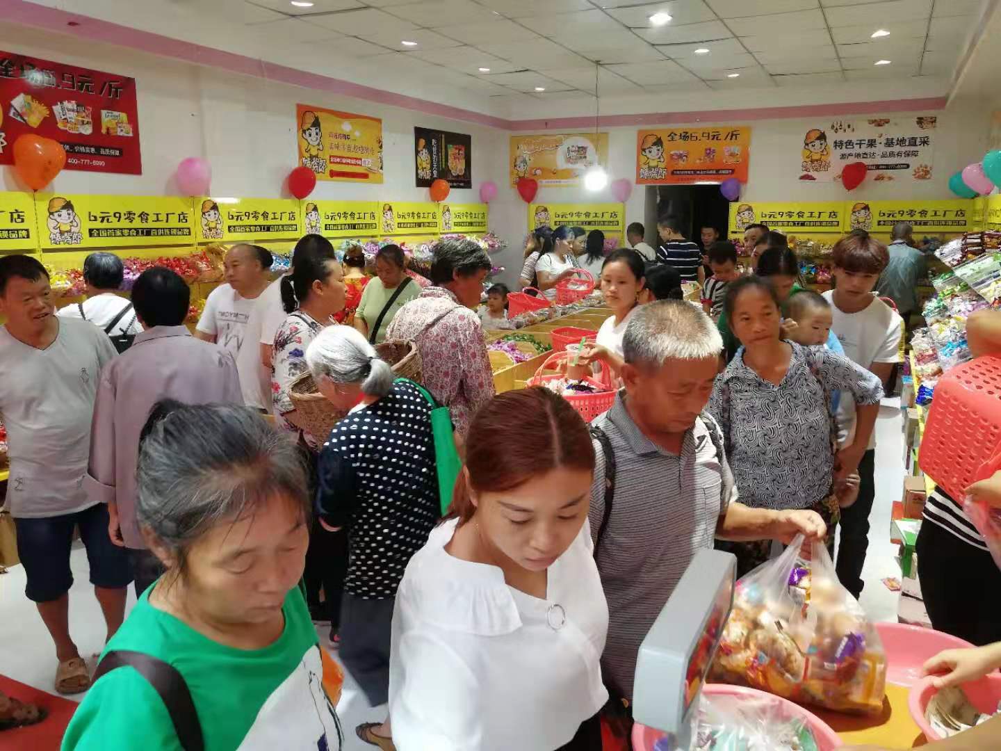 饞嘴郎6元9零食加盟店開業(yè)盛況，單日營業(yè)額破萬，圈粉無數(shù)！