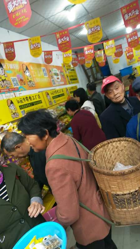 饞嘴郎中江積金6塊9零食加盟店開業(yè)