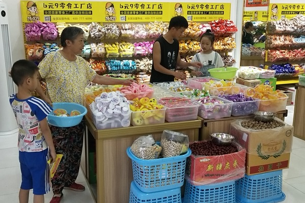 在縣城開一家饞嘴郎零食連鎖