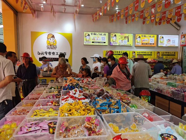 想在鄉(xiāng)鎮(zhèn)開個量販零食店，加盟